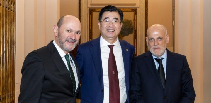 特巴斯:国足和中超都需要跻身世界前10 约60%的中国人都是足球迷