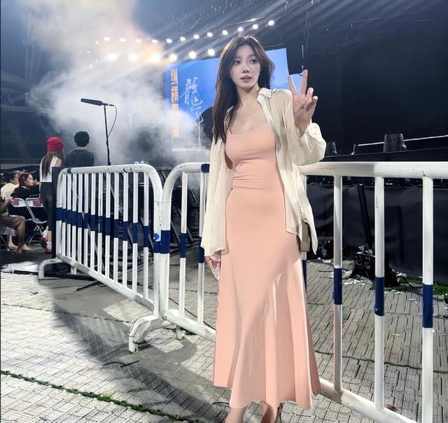 姜伟泽和女友近照,小角色逆袭,年薪275万,女友是性感美女|吉林队|中国男篮|nba|吉林市|吉林省_新浪体育_新浪新闻