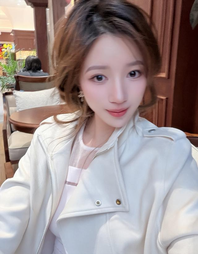 姜伟泽和女友近照,小角色逆袭,年薪275万,女友是性感美女|吉林队|中国男篮|nba|吉林市|吉林省_新浪体育_新浪新闻